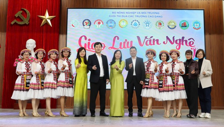 Giao lưu văn nghệ khối thi đua các trường thuộc Bộ Nông nghiệp Và Môi trường 15 Doan tuyen Truong Cao dang Co gioi Ninh Binh chup anh luu niem truoc buoi giao luu